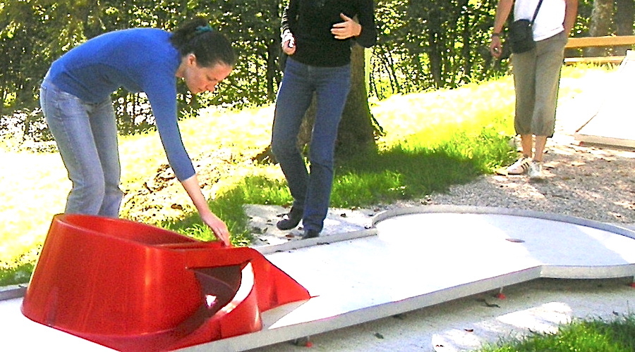 Johanna Nano aus Frankreich prüft die Qualität der Minigolf Hindernisse.